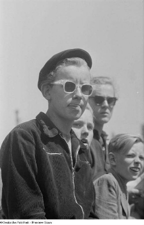 Portrait eines Zuschauers mit Sonnenbrille beim 6. Leipziger Stadtparkrennen