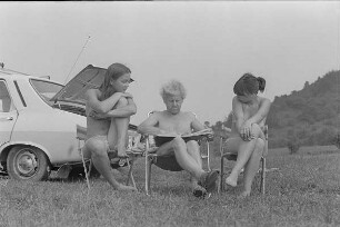 Čičmany. Akt-Pleinair 1980. Günter Rössler betrachtet mit zwei Teilnehmerinnen einen Bildband