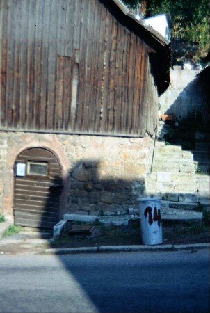an den Felsen gebauter Keller (Kellerhaus?)