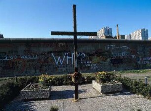 Deutsch-deutsche Grenze : Gedenkkreuz in der Zimmerstraße, für den an dieser Stelle erschossenen DDR-Flüchtling Peter Fechter.