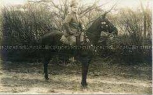Fritz Kohl in Uniform hoch zu Pferd