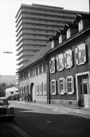 Lörrach, Tüllingen: Straße mit Hochhaus