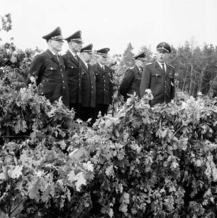 Klein Wesenberg: Amtsfeuerwehrfest des Amtes Reinfeld-Land: Fahnenweihe: Podium mit stellvertretendem Landesverbandswehrführer August Schleßmann, Heide, Kreisbrandmeister Hinrich Harms und weiteren Amtswehrführern aus dem Kreis