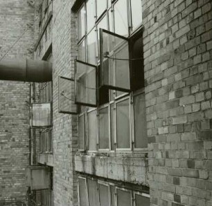 VE Braunkohlenkombinat Senftenberg, Brikettfabrik Sonne (I 1952-1954, II 1961-1962). Abschnitt Trocknung / Trockenkohlebehandlung. Druckentlastungsfenster in der Trocknungsanlage : Freienhufen. VE Braunkohlenkombinat Senftenberg, Brikettfabrik Sonne (I 1952-1954, II 1961-1962). Abschnitt Trocknung / Trockenkohlebehandlung. Druckentlastungsfenster in der Trocknungsanlage