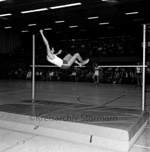 Kreissportverband Stormarn e.V.: Stormarnhalle: Sportschau: Sportler beim Hochsprung