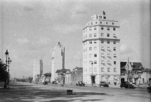 Straße mit Gebäuden und Hochhäusern : Blick in eine Straße mit Hochhäusern und weiteren Gebäuden