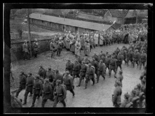 Kriegsparade des 9. Feld-Artillerie-Regiments in Biaches (Dep. Somme, Frankreich) mit König Ludwig III. von Bayern