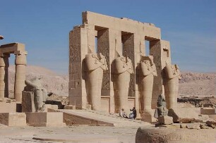 Luxor - Ramesseum-Tempel : Frontalansicht des Ramesseum-Tempels, aufgenommen 2006 bei Luxor