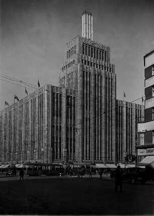Berlin-Neukölln. Ansicht des, von 1927 bis 1929 im Stil der New Yorcker Hochhausarchitektur, errichteten Karstadt-Kaufhauses