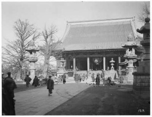 Tokio. Einheimische beim Taubenfüttern vor dem Eingang des Sensō-ji in Asakusa