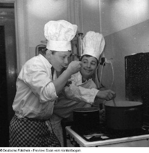 Junge Pioniere, 2 Jungen beim Kochen