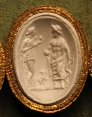 Äskulap und seine Tochter Hygieia mit einem Hahn zu ihren Füßen (Daktyliothek, Erstes Mythologisches Tausend)