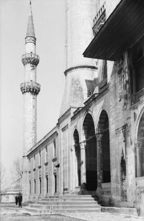 Istanbul, Moschee, Fassade mit Eingang und Minarett