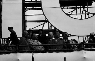 Berlin: Willy Brandt und Bundestagspräsident Gerstenmaier auf der Tribüne, von unten
