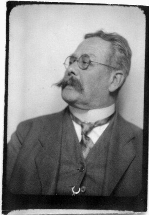 Porträt eines Mannes mit Schnauzbart und Brille (Dr. Wirth?)