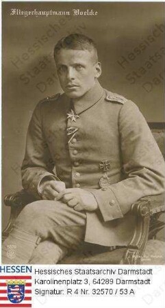 Boelcke, Oskar (1891-1916) / Porträt in Uniform mit Orden, sitzend, Kniestück