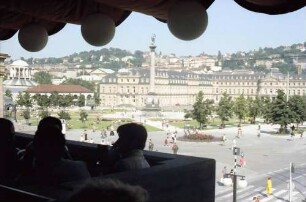 Stuttgart: Blick auf Schlossplatz, von der Nord-West Ecke, Schirme von Möwenpick