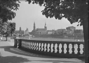 Dresden, Blick vom Neustädter Elbufer, Pavillon am Japanischen Palais nach Südosten auf die Altstadt