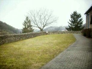 Eibach-Kirchhof (als Begräbnisplatz im 18 Jh aufgelassen) im Süden mit Kirchhofmauer im Verlauf nach Westen (Wehrgang mit Steinbrüstung abgetragen)