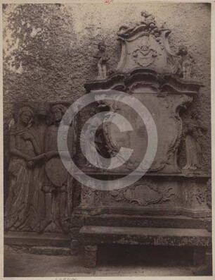 Doppelgrabplatte und Epitaph an der Franziskanerkirche Löwenberg