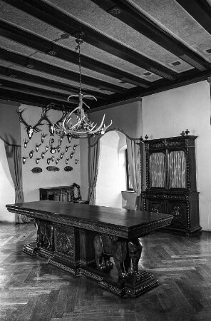 Schloss Kuckuckstein, Jagdzimmer mit Elefantentisch, Ende 19. Jh.