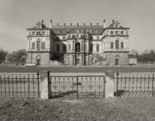 Dresden-Altstadt. Großer Garten (1683, J. F. Karcher; 1873-1895, K. F. Bouché). Palais (1678-1683, J. G. Starcke)