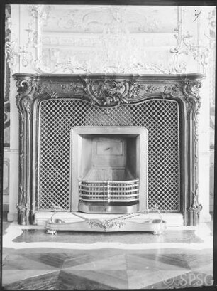 Potsdam, Stadtschloss, Arbeits- und Schlafzimmer Friedrich II., R.:6, Detail: Kamin.