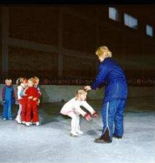 Ausbildung von Kindern im Eiskunstlauf in der Dynamo-Sporthalle in Berlin-Weißensee