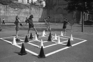 Aufmalung von Brettspielen auf dem Asphalt des Schulhofes der Südendschule zwecks Nutzung des Schulhofes während der Sommerferien