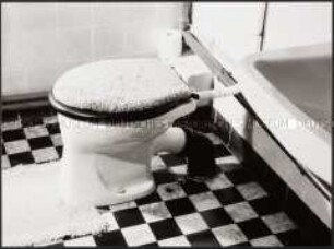 Toilette in alter Wohnung (Sonderthema: Langeweile)