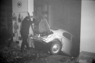 Verkehrsunfall mit mehreren beteiligten Autos und einem Bundeswehrfahrzeug an der Kreuzung Kaiserstraße/Ritterstraße mit Verletzten und hohem Sach- und Gebäudeschaden
