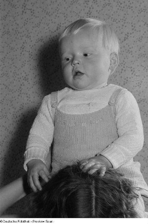 Portrait eines Kleinkindes auf den Schultern Renate Rössings