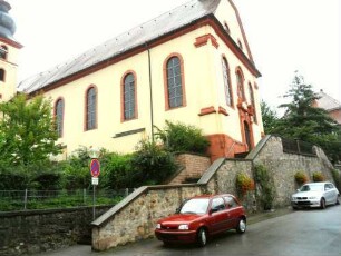 Ansicht von Südwesten mit Klassizistischem Langhaus in Nord-Süd Richtung über Traufseite