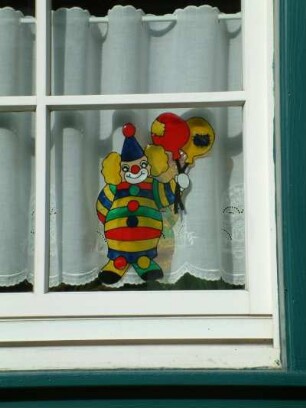 Karnevalsdekoration in einem Fenster