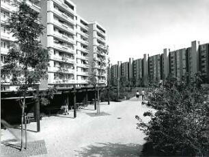 Hansjakob, Gottfried; München - Neuperlach Nord, Nord-Ost; Wohnanlage mit Ladenzentrum an der Quiddestraße - Außenanlage, Sitz- und Ruheplatz am Ladenzentrum Quiddestraße, Wohnanlage Nord