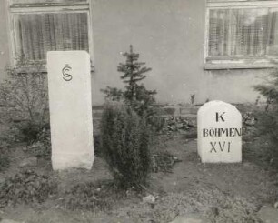 Zwei deutsch-tschechische Grenzsteine (um 1920/Ende 19. Jahrhundert). Deutschneudorf, Talstraße. Vorgarten eines Grundstücks