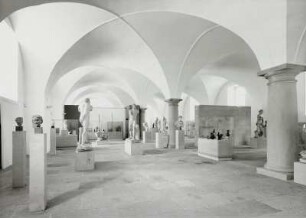 Antikenhalle. Raumaufnahme. Ansicht mit Kämpferstatuen (frühhadrianische Kopie nach einem unter; Lysipps Einfluss stehenden Künstlers des späteren 4. Jh. v. Chr.)