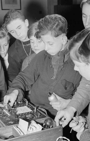 Zentralhaus der Jungen Pioniere : Jungen mit einem Steckpult