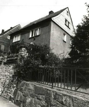 Schwarzenberg. Wohnhaus, Obergasse 7. Straßenansicht mit Stützmauer