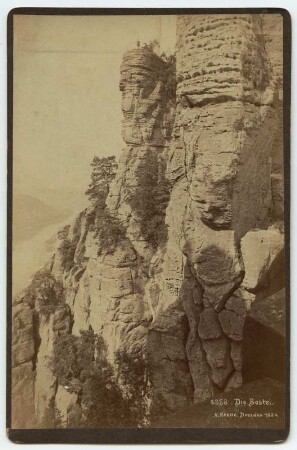 Sächsische Schweiz, Basteigebiet. Basteifelsen und Jahrhundertturm. Blick von der Kleinen Steinschleuder nach Westen. Fotografie von Hermann Krone (Kabinett, Negativbeschriftung: vorderseitig mit schwarzem Papier kaschierter Karton)
