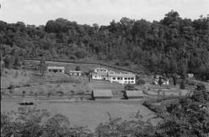 Blick zu einem Hotel : Blick in Richtung eines am Hang gelegenen Hotels bei Lushoto.