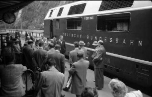Triberg: Presseleute vor Diesellok im Bahnhof Triberg