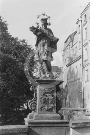 Heiligenfigur "St. Johannes Nepomuk" auf dem Geländer der Brücktorbrücke Glatz