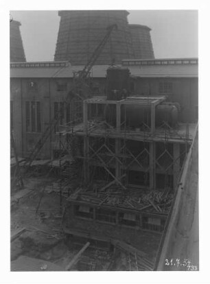 Industrie-Kraftwerk. Montage der neuen Druckentgaseranlage per Kran : Lauta (Niederlausitz). Industrie-Kraftwerk. Montage der neuen Druckentgaseranlage per Kran