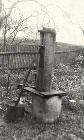 Pumpe in Nochten : Nahrung - Wasserversorgung. Ort: Wochozy / Nochten. Alte Holzpumpe.