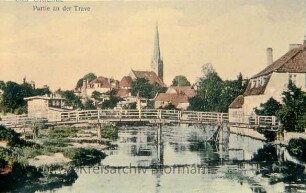 Trave mit Brücke, dahinter Peter-Paul-Kirche