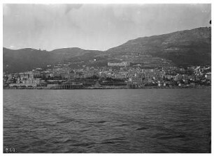 Villefranche/ Frankreich: Blick auf die Stadt. Blick vom Wasser auf die Stadt in der Bucht