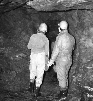 Plauen, Reichsstraße 11. Alaunbergwerk "Ewiges Leben". Zwei Bergmänner in einem Schachtgang