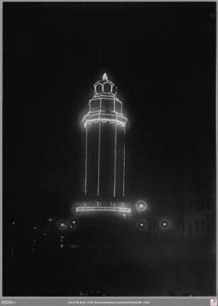Sängerfest: illuminierte Festsäule auf den Hohenzollernplatz bei Nacht