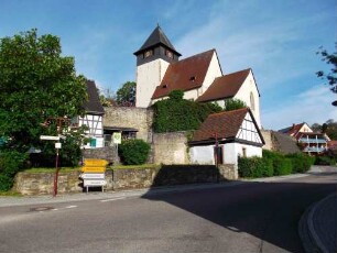 Ansicht von Südosten mit Kirche über Kirchhofmauer (Futtermauer) in erhöhter Lage am Ortsrand